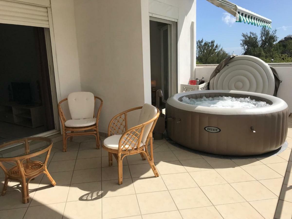 Meuble Homard Avec Jacuzzi Et Vue Mer Saint-Gilles Les Bains Zewnętrze zdjęcie